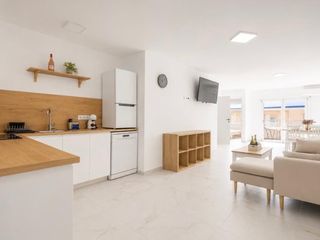 Àtic a El Acequión. Amplio apartamento de tres habitaciones en torrevieja con balcón