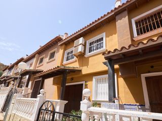 Casa aparellada a Miramar - Torre del Moro. Esta casa adosada renovada en cabo cervera, torrevieja, con vist