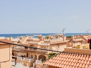 Casa aparellada a Miramar - Torre del Moro. Esta casa adosada renovada en cabo cervera, torrevieja, con vist