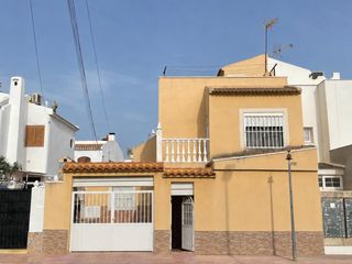 Casa adossada a Zona los Frutales. Este adosado de dos plantas en torrevieja está ubicado en una zo