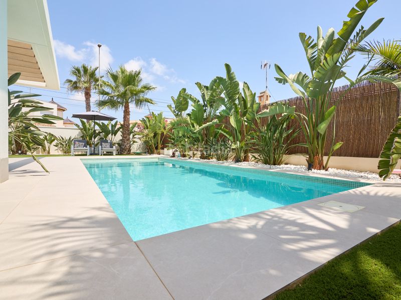 Foto 174444f0-c4e4-4169-a4aa-eb86f3cd8ab0. Xalet amb calefacció aparcament piscina a Lomas de Cabo Roig - Los Dolses Orihuela