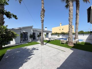 Chalet in Punta Prima. Villa exclusiva en la prestigiosa zona de punta prima con piscin
