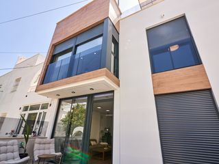 Casa adossada a Nueva Torrevieja. En la urbanización calas blancas de torrevieja se encuentra este