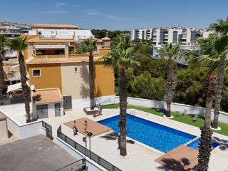 Penthouse in Villamartín-Las Filipinas. Este ático en la zenia ofrece 3 dormitorios, grandes terrazas y