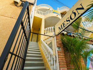 Tríplex a Playa de los Náufragos. Esta casa adosada de tres plantas en torrevieja, de 135 m, está