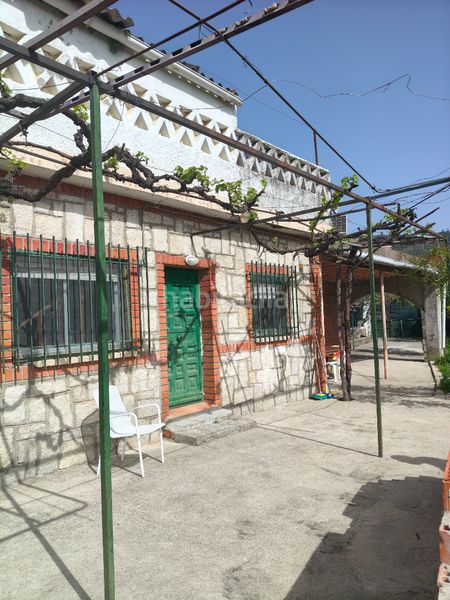 Foto 2f4fb3ed-bc2b-48d9-988c-d0d0f3fdf91e. Casa amb xemeneia aparcament a Cenicientos