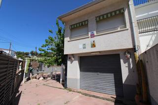 Casa adossada  Carrer miramar. Chalet pareado en cunit residencial