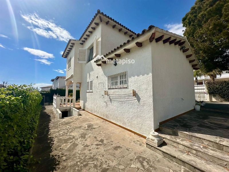 Foto 0290c4ff-c234-44d5-9d32-8437f230c3c8. Xalet amb aparcament piscina a Els Masos - Els Garrofers Coma-ruga