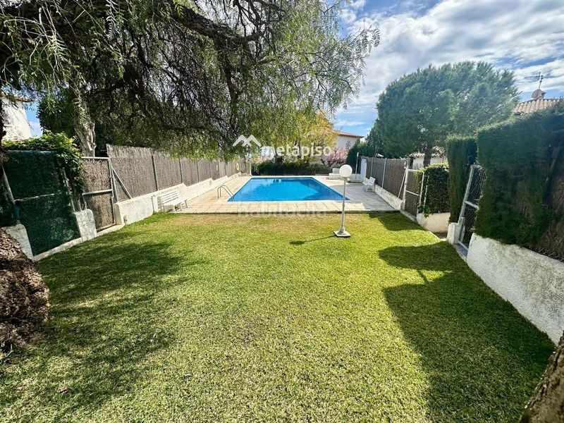 Foto 6ffc40e2-4d0b-4bbb-bae4-c4f4078981d9. Xalet amb aparcament piscina a Els Masos - Els Garrofers Coma-ruga