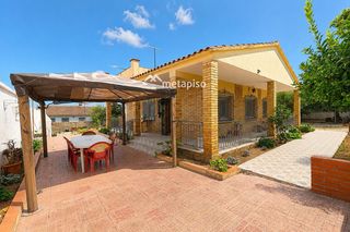 Xalet  De sant ferran. Casa independiente en urb. les pedreres santa oliva
