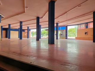 Geschäftsraum in Avinguda vila de blanes 157. Amb una façana impressionant de més de 45 metres a l'entrada pri