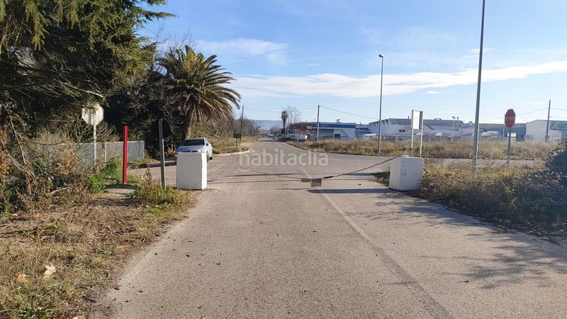 Foto 6e4bf11c-29e2-4f44-ada1-e3f899ede70b. Alquiler nave industrial espai temporal de magatzem o aparcament de vehicles disponible a la sortida de salt, direcció en Bescanó