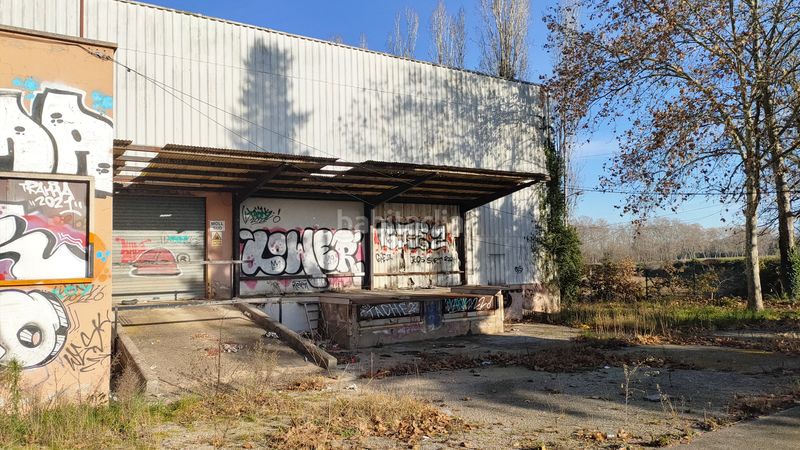 Foto a8c79610-e682-40d4-8327-72245891243c. Alquiler nave industrial espai temporal de magatzem o aparcament de vehicles disponible a la sortida de salt, direcció en Bescanó