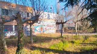 Rent Industrial building in Bescanó. Espai temporal de magatzem o aparcament de vehicles disponible a