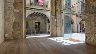 Rent Business premise in Carrer de la cort reial 13. Local cantoner amb aparador al barri vell de girona, ideal per m