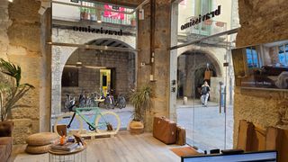Lloguer Local Comercial a Carrer de la cort reial 13. Showroom / pop-up space al barri vell de girona, en ubicació icò