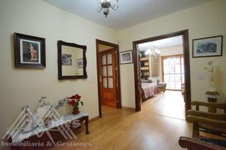 Piso  Paseo de la estación. Amplia vivienda con terraza y patio en el paseo de la estación.