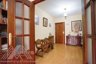 Pis  Paseo de la estacin. Amplia vivienda con terraza y patio en el paseo de la estacin.