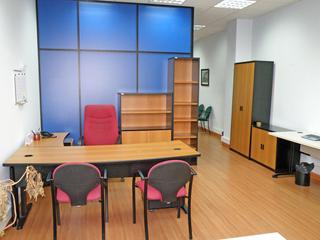 Rent Office space in Calle de la alcarria 7. Oficina amueblada con despacho