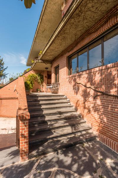 Foto a38fbaba-e704-43ff-a183-e5cc035553b9. Casa aparellada amb piscina a Pueblo Pozuelo de Alarcón