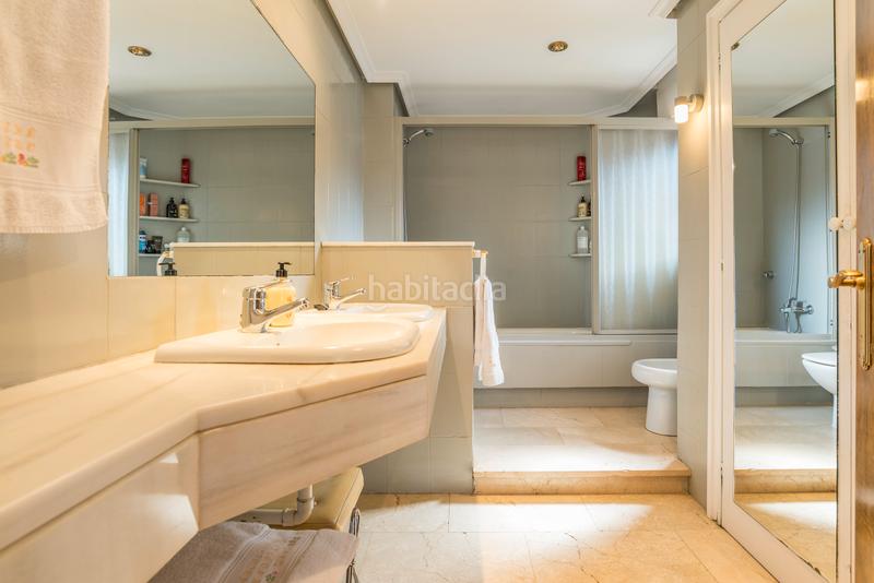 Foto c352ae66-4f0c-43a0-8f23-a677dc8e564d. Casa aparellada amb piscina a Pueblo Pozuelo de Alarcón