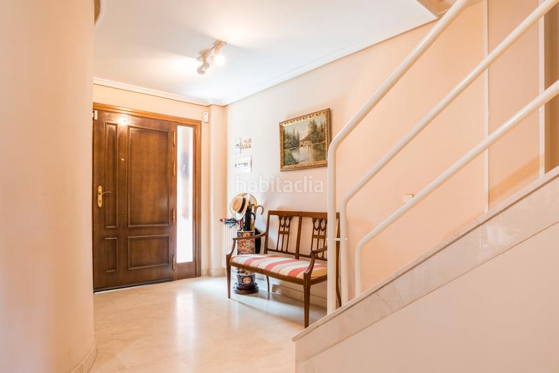 Foto d34f5460-cc46-4a40-8173-a5b207ad6cb2. Casa aparellada amb piscina a Pueblo Pozuelo de Alarcón