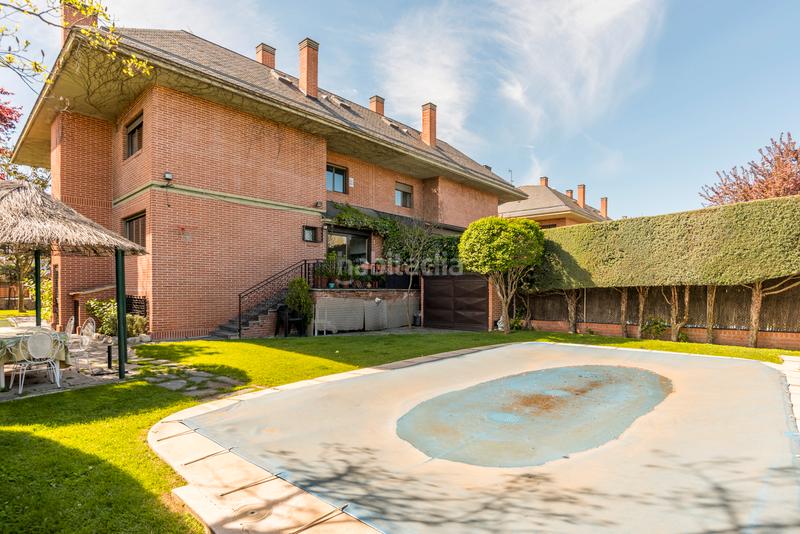 Foto ee0f5576-b58f-4830-8e90-1b55f15c522c. Casa aparellada amb piscina a Pueblo Pozuelo de Alarcón