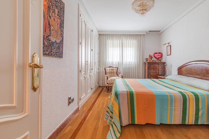 Foto f82de00a-d0ec-4e90-ae18-ed780a57f3b5. Chalet mit parking pool in Norte Pozuelo de Alarcón