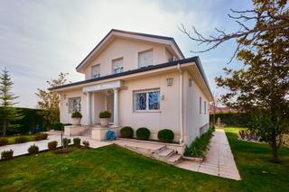 Chalet in Calle de las Torres de Serrano