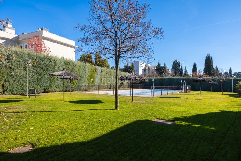 Foto 612e3330-9313-4e0e-975c-2c4e0042e0c9. Miete etagenwohnung mit parking pool in Valdemarín Madrid