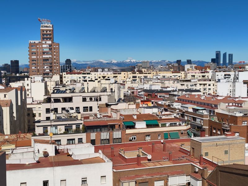 Foto ab2f8469-d6c6-44d6-afc9-fcbd931057c7. Pis amb calefacció aparcament a Guindalera Madrid