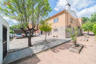 Chalet en Navahondilla. Chalet independiente con piscina