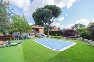 Chalet en Cadalso de los Vidrios. Chalet independiente con piscina