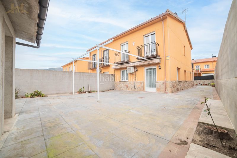 Foto a53a6061-bccd-46e9-92d2-c0a811238e7f. Casa aparellada amb xemeneia calefacció a Tiemblo (El)