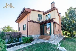 Casa aparellada a San Martín de Valdeiglesias. Chalet pareado de 228m2