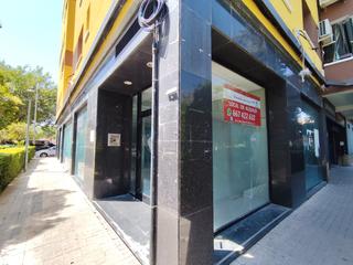 Local Comercial en Calle de los Hermanos Machado 4