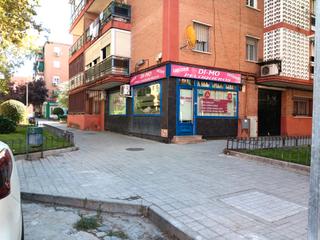 Location Local commercial  Plaza de la fuensanta. Local en alquiler de esquina, con amplio escaparate en zona come