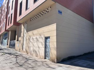 Local Comercial  Calle reino unido. Disponible en venta y alquiler local comercial de esquina en la