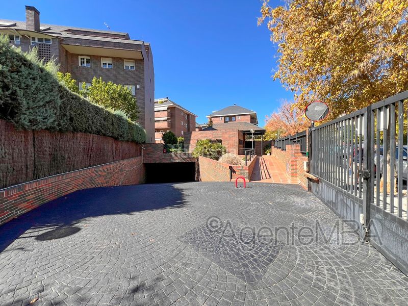 Foto ef20aa77-0dc0-45c8-94e8-f427ef9a52b8. Alquiler piso en calle isaac albéniz 18 fantástico piso con 16 m2 aprox. de terraza. tres habitaciones, 2 baños, envidiable vistas al golf. en Majadahonda