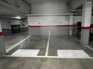 Location Parking voiture  Carrer de montserrat. Dues places de parquing de lloguer al centre.