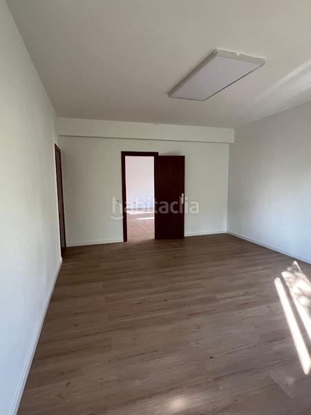 Foto f4738f6c-459f-48a9-8ecb-f27fee215c89. Alquiler oficina despatx 100m2. cantoner al Centre. edifici totalment comercial. en Sabadell