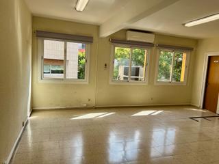 Location Bureau  Carrer de les valls. Despatx 100m2. cantoner al centre. edifici totalment comercial.