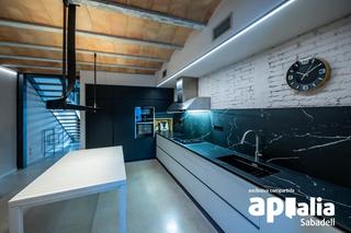 Casa a Gràcia. Casa impecable 3hab. amb piscina i pati al barri de gracia.