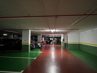 Parking voiture à Carrer de calderón 32. Plaça venda cotxe mitja/gran al super centre.