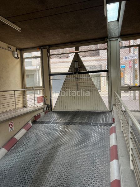 Foto 9514d777-3934-47ba-b647-bbbe7900f009. Parking coche en carrer de calderón 32 plaça venda cotxe mitja/gran al super Centre. en Sabadell
