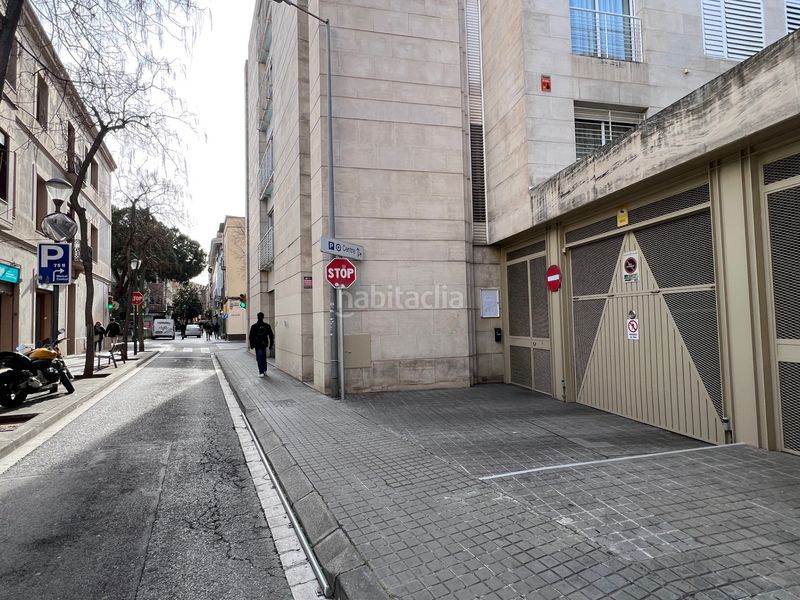 Foto fe70ac83-d713-467a-a5a3-bb779bf78c76. Parking coche en carrer de calderón 32 plaça venda cotxe mitja/gran al super Centre. en Sabadell