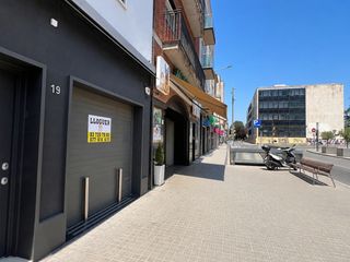 Rent Business premise  Carrer de corominas. Local comercial en lloguer al centre- davant del mercat central.
