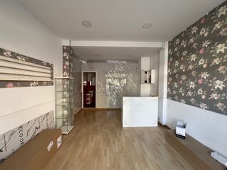 Rent Business premise in Carrer de josep aparici 6. Local comercial molt bon estat a la creu alta.