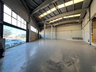 Lloguer Nau industrial  Avinguda puig dels tudons. Nau lloguer industrial de 440m2. al pol. industrial de santiga.