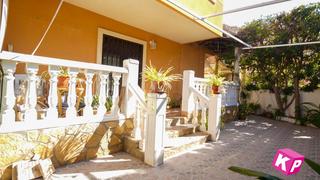 House  De portugal. Casa adosada con amplia terraza, piscina, parking y trastero.